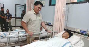 Cahyo Harjo Prakoso Jenguk Santri Korban Ambruknya Mushola di Ponpes Al Khoziny