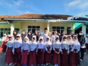 Dari Garut ke Panggung Nasional: Kisah Guru Madrasah yang Diabadikan dalam Dua Buku Bapak Insan Faisal Ibrahim, S.Pd, bersama para siswa dan rekan guru di MIS Ar-Raudhotun Nur Bayongbong, Kabupaten Garut. Dalam foto ini, Pak Insan terlihat berbagi momen penuh keakraban dan kebersamaan dengan anak didiknya serta sesama pendidik. Kepribadian beliau yang rendah hati dan penuh perhatian terhadap siswa tampak jelas, menggambarkan semangat pengabdian yang tulus dalam mendidik generasi penerus bangsa.