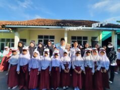 Dari Garut ke Panggung Nasional: Kisah Guru Madrasah yang Diabadikan dalam Dua Buku Bapak Insan Faisal Ibrahim, S.Pd, bersama para siswa dan rekan guru di MIS Ar-Raudhotun Nur Bayongbong, Kabupaten Garut. Dalam foto ini, Pak Insan terlihat berbagi momen penuh keakraban dan kebersamaan dengan anak didiknya serta sesama pendidik. Kepribadian beliau yang rendah hati dan penuh perhatian terhadap siswa tampak jelas, menggambarkan semangat pengabdian yang tulus dalam mendidik generasi penerus bangsa.