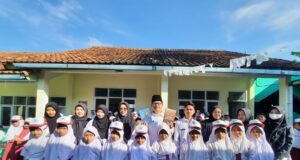 Dari Garut ke Panggung Nasional: Kisah Guru Madrasah yang Diabadikan dalam Dua Buku Bapak Insan Faisal Ibrahim, S.Pd, bersama para siswa dan rekan guru di MIS Ar-Raudhotun Nur Bayongbong, Kabupaten Garut. Dalam foto ini, Pak Insan terlihat berbagi momen penuh keakraban dan kebersamaan dengan anak didiknya serta sesama pendidik. Kepribadian beliau yang rendah hati dan penuh perhatian terhadap siswa tampak jelas, menggambarkan semangat pengabdian yang tulus dalam mendidik generasi penerus bangsa.