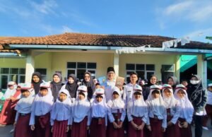 Dari Garut ke Panggung Nasional: Kisah Guru Madrasah yang Diabadikan dalam Dua Buku Bapak Insan Faisal Ibrahim, S.Pd, bersama para siswa dan rekan guru di MIS Ar-Raudhotun Nur Bayongbong, Kabupaten Garut. Dalam foto ini, Pak Insan terlihat berbagi momen penuh keakraban dan kebersamaan dengan anak didiknya serta sesama pendidik. Kepribadian beliau yang rendah hati dan penuh perhatian terhadap siswa tampak jelas, menggambarkan semangat pengabdian yang tulus dalam mendidik generasi penerus bangsa.