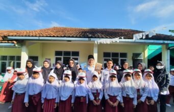 Dari Garut ke Panggung Nasional: Kisah Guru Madrasah yang Diabadikan dalam Dua Buku Bapak Insan Faisal Ibrahim, S.Pd, bersama para siswa dan rekan guru di MIS Ar-Raudhotun Nur Bayongbong, Kabupaten Garut. Dalam foto ini, Pak Insan terlihat berbagi momen penuh keakraban dan kebersamaan dengan anak didiknya serta sesama pendidik. Kepribadian beliau yang rendah hati dan penuh perhatian terhadap siswa tampak jelas, menggambarkan semangat pengabdian yang tulus dalam mendidik generasi penerus bangsa.