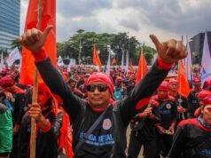 Aksi Buruh Besar-besaran di Jakarta: Warga Diminta Hindari Jalan Tertentu pada 30 Oktober 2025 Foto: Massa buruh dari berbagai serikat pekerja melakukan aksi unjuk rasa di depan Gedung DPR/MPR RI, Jakarta, Kamis (28/8/2025). (CNBC Indonesia/Faisal Rahman)