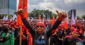 Aksi Buruh Besar-besaran di Jakarta: Warga Diminta Hindari Jalan Tertentu pada 30 Oktober 2025 Foto: Massa buruh dari berbagai serikat pekerja melakukan aksi unjuk rasa di depan Gedung DPR/MPR RI, Jakarta, Kamis (28/8/2025). (CNBC Indonesia/Faisal Rahman)