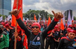 Aksi Buruh Besar-besaran di Jakarta: Warga Diminta Hindari Jalan Tertentu pada 30 Oktober 2025 Foto: Massa buruh dari berbagai serikat pekerja melakukan aksi unjuk rasa di depan Gedung DPR/MPR RI, Jakarta, Kamis (28/8/2025). (CNBC Indonesia/Faisal Rahman)