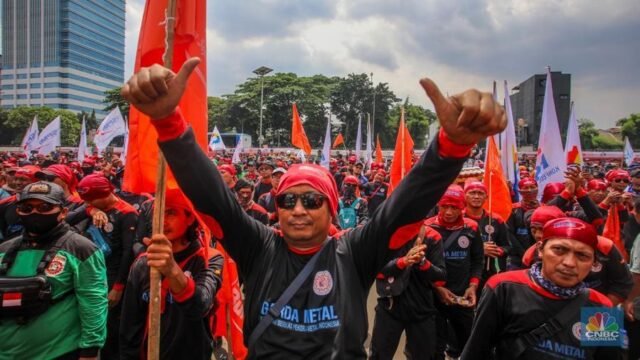 Foto: Massa buruh dari berbagai serikat pekerja melakukan aksi unjuk rasa di depan Gedung DPR/MPR RI, Jakarta, Kamis (28/8/2025). (CNBC Indonesia/Faisal Rahman)
