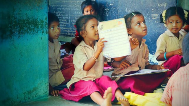 Gambar film yang bertema inovasi pendidikan. Daughters and Destiny. Sumber: Netflix