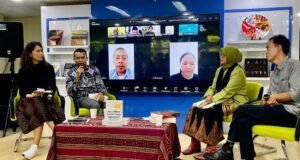 Yayasan Cahaya Guru: Pendidikan Toleransi Kunci Cegah Kekerasan di Sekolah Bedah buku Yudi Latif "Apa Jadinya Dunia Tanpa Indonesia? Epos Sumbangsih Cerlang Nusantara sebagai Pandu Masa Depan" yang diselenggarakan Yayasan Cahaya Guru pada 15 November 2025 di Perpustakaan Kemendikdasmen.