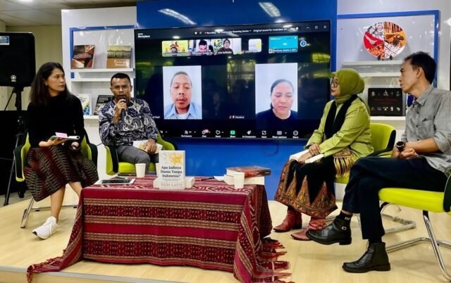 Bedah buku Yudi Latif "Apa Jadinya Dunia Tanpa Indonesia?  Epos Sumbangsih Cerlang Nusantara sebagai Pandu Masa Depan" yang diselenggarakan Yayasan Cahaya Guru pada 15 November 2025 di Perpustakaan Kemendikdasmen.