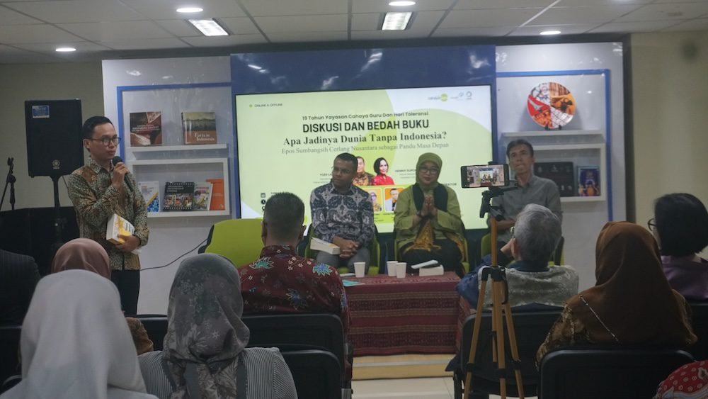 Direktur Yayasan Cahaya Guru, Muhammad Mukhlisin, saat memberikan sambutan pada acara Bedah buku Yudi Latif "Apa Jadinya Dunia Tanpa Indonesia?  Epos Sumbangsih Cerlang Nusantara sebagai Pandu Masa Depan" yang diselenggarakan Yayasan Cahaya Guru pada 15 November 2025 di Perpustakaan Kemendikdasmen. 