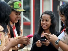 Melindungi Anak Indonesia Dari Jebakan Media Sosial Anak-anak sekolah di Indonesia membuka Facebook di perangkat seluler mereka. Sumber Getty Images