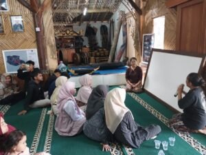 MAS Plus Al Mujammil Cisurupan melakukan studi tour ke Sunda Wiwitan