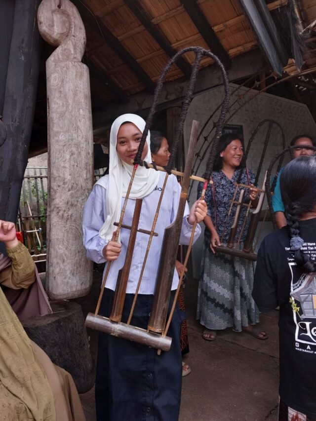 MAS Plus Al Mujammil Cisurupan melakukan studi tour ke Sunda Wiwitan