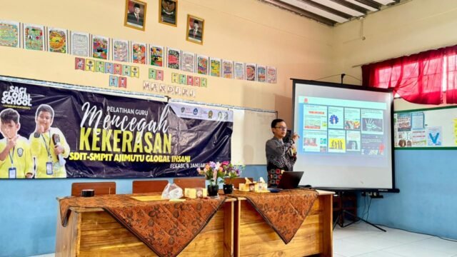 Muhammad Mukhlisin Direktur Eksekutif Yayasan Cahaya Guru memberikan Penjelasan pada Pelatihan Guru "Mengelola Keragaman Mencegah Kekerasan" di Sagi Global School Bekasi, Kamis, 8 Agustus 2026.