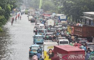 Banjir Jakarta Jumat Pagi, 106 RT dan 14 Ruas Jalan Masih Tergenang Banjir Jakarta di sekitar Cawang. Sumber: Antara