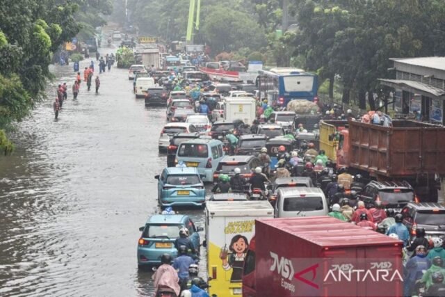 Banjir Jakarta di sekitar Cawang. Sumber: Antara