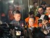 KPK Ungkap, Bupati Pati Mematok Harga Jabatan Perangkat Desa Bupati Pati Sudewo diwawancarai media menggunakan rompi orange KPK, di Gedung Merah Putih KPK, Jakarta, Selasa (20/1/2026), setelah ditetapkan sebagai tersangka kasus pemerasan dalam pengisian jabatan perangkat desa di lingkungan Pemerintah Kabupaten Pati.(ANTARA/Rio Feisal)