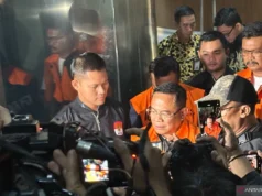 KPK Ungkap, Bupati Pati Mematok Harga Jabatan Perangkat Desa Bupati Pati Sudewo diwawancarai media menggunakan rompi orange KPK, di Gedung Merah Putih KPK, Jakarta, Selasa (20/1/2026), setelah ditetapkan sebagai tersangka kasus pemerasan dalam pengisian jabatan perangkat desa di lingkungan Pemerintah Kabupaten Pati.(ANTARA/Rio Feisal)