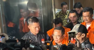 KPK Ungkap, Bupati Pati Mematok Harga Jabatan Perangkat Desa Bupati Pati Sudewo diwawancarai media menggunakan rompi orange KPK, di Gedung Merah Putih KPK, Jakarta, Selasa (20/1/2026), setelah ditetapkan sebagai tersangka kasus pemerasan dalam pengisian jabatan perangkat desa di lingkungan Pemerintah Kabupaten Pati.(ANTARA/Rio Feisal)