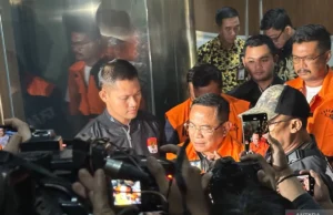 KPK Ungkap, Bupati Pati Mematok Harga Jabatan Perangkat Desa Bupati Pati Sudewo diwawancarai media menggunakan rompi orange KPK, di Gedung Merah Putih KPK, Jakarta, Selasa (20/1/2026), setelah ditetapkan sebagai tersangka kasus pemerasan dalam pengisian jabatan perangkat desa di lingkungan Pemerintah Kabupaten Pati.(ANTARA/Rio Feisal)