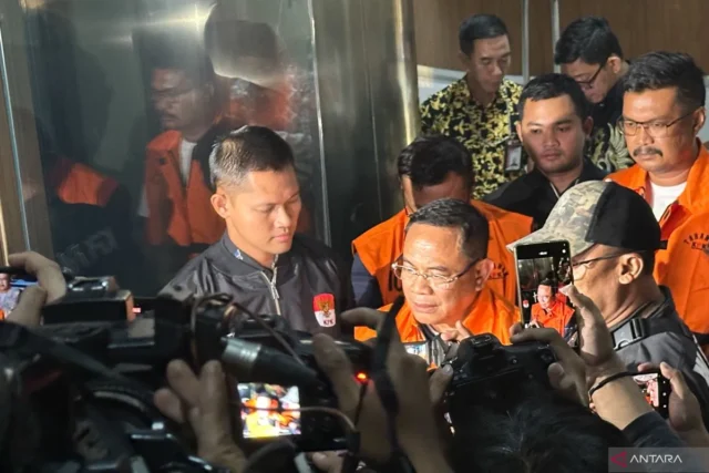 Bupati Pati Sudewo diwawancarai media menggunakan rompi orange KPK, di Gedung Merah Putih KPK, Jakarta, Selasa (20/1/2026), setelah ditetapkan sebagai tersangka kasus pemerasan dalam pengisian jabatan perangkat desa di lingkungan Pemerintah Kabupaten Pati.(ANTARA/Rio Feisal)