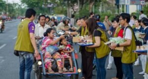 Puasa Ramadhan dan Transformasi Sosial Ilustrasi Tzu Chi Surabaya memanfaatkan bulan Ramadan dengan membagikan takjil bagi umat Muslim untuk menjalin tali silaturahmi. Sumber: https://www.tzuchi.or.id/