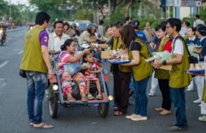 Puasa Ramadhan dan Transformasi Sosial Ilustrasi Tzu Chi Surabaya memanfaatkan bulan Ramadan dengan membagikan takjil bagi umat Muslim untuk menjalin tali silaturahmi. Sumber: https://www.tzuchi.or.id/