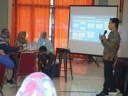 Kekerasan dan Bunuh Diri Pada Anak Makin Marak, Yayasan Cahaya Guru Nilai Negara Gagal. Direktur Eksekutif Yayasan Cahaya Guru, Muhammad Mukhlisin sedang memberikan penjelasan alur dan mekanisme penanganan kekerasan kepada puluhan guru SMA di Bogor dan Depok, 8 Oktober 2024. Sumber: Dok. Yayasan Cahaya Guru