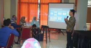 Kekerasan dan Bunuh Diri Pada Anak Makin Marak, Yayasan Cahaya Guru Nilai Negara Gagal. Direktur Eksekutif Yayasan Cahaya Guru, Muhammad Mukhlisin sedang memberikan penjelasan alur dan mekanisme penanganan kekerasan kepada puluhan guru SMA di Bogor dan Depok, 8 Oktober 2024. Sumber: Dok. Yayasan Cahaya Guru