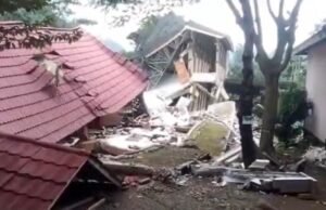 Tanah Bergerak di Padasari Tegal Meluas, 464 Rumah Rusak dan 2.400 Warga Mengungsi Sebanyak 140 rumah rusak akibat bencana tanah bergerak di Padasari, Kecamatan Jatinegara, Kabupaten Tegal. Bencana itu memaksa ratusan warga mengungsi ke lokasi yang lebih aman. (Foto: iNews)