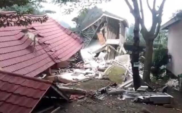 Sebanyak 140 rumah rusak akibat bencana tanah bergerak di Padasari, Kecamatan Jatinegara, Kabupaten Tegal. Bencana itu memaksa ratusan warga mengungsi ke lokasi yang lebih aman. (Foto: iNews)