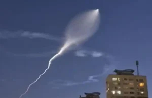 Viral “Bintang Berekor” di Bulan Ramadhan, Tanda Kiamat? RUDAL HIPERSONIK - Penampakan rudal hipersonik Iran saat diluncurkan menuju Israel, Sabtu malam (28/2/2026).