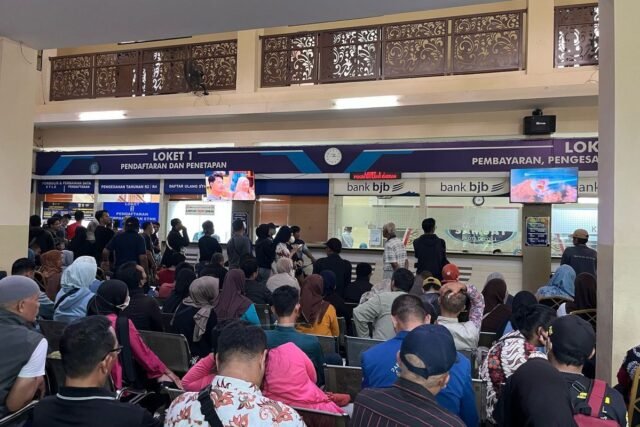 Suasana warga melakukan pembayaran pajak kendaraan bermotor di Samsat Depok, Selasa (25/3/2025).(KOMPAS.com/DINDA AULIA RAMADHANTY) Suasana warga melakukan pembayaran pajak kendaraan bermotor di Samsat Depok, Selasa (25/3/2025).(KOMPAS.com/DINDA AULIA RAMADHANTY)
