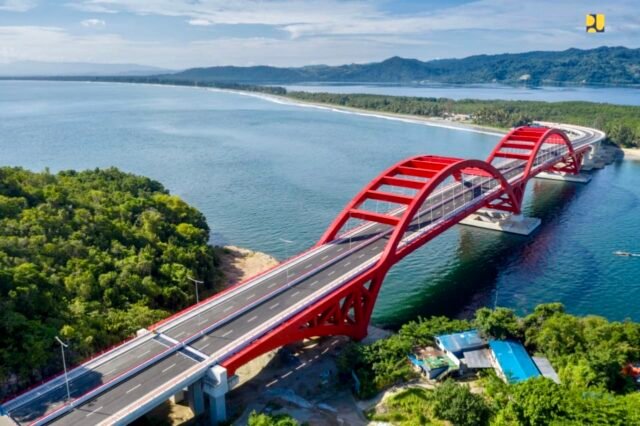 Jembatan Youtefa menjadi simbol kebanggaan Jayapura—menghubungkan wilayah sekaligus menegaskan identitas Papua yang terus bergerak maju tanpa kehilangan akar budayanya. Sumber: Wikipedia Jembatan Youtefa menjadi simbol kebanggaan Jayapura—menghubungkan wilayah sekaligus menegaskan identitas Papua yang terus bergerak maju tanpa kehilangan akar budayanya. Sumber: Wikipedia