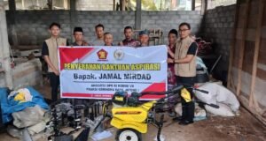 Jamal Mirdad Salurkan Alsintan untuk Petani Semarang