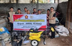 Jamal Mirdad Salurkan Alsintan untuk Petani Semarang