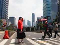 Mengapa Warga Jakarta Diimbau Batasi Aktivitas Siang Hari Pukul 11.00-15.00? warga jakarta dilarang keluar rumah pukul 11.00-15.00. Sumber: bloomberg Indonesia