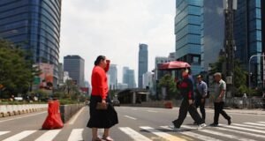 Mengapa Warga Jakarta Diimbau Batasi Aktivitas Siang Hari Pukul 11.00-15.00? warga jakarta dilarang keluar rumah pukul 11.00-15.00. Sumber: bloomberg Indonesia