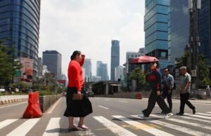Mengapa Warga Jakarta Diimbau Batasi Aktivitas Siang Hari Pukul 11.00-15.00? warga jakarta dilarang keluar rumah pukul 11.00-15.00. Sumber: bloomberg Indonesia