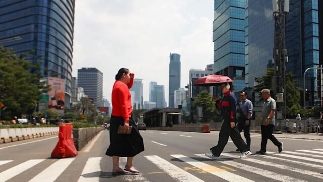 warga jakarta dilarang keluar rumah pukul 11.00-15.00. Sumber: bloomberg Indonesia
