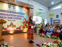 DPK Kota Cilegon Gelar Lomba Bertutur untuk Tingkatkan Budaya Baca dan Literasi Ilustrasi Seorang siswi tampil dengan percaya diri dalam acara Lomba Bertutur yang diselenggarakan oleh DPK Kota Cilegon. Kegiatan ini bertujuan untuk menumbuhkan minat baca dan memperkuat literasi generasi muda sejak dini. Sumber: Gemini