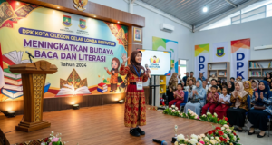 DPK Kota Cilegon Gelar Lomba Bertutur untuk Tingkatkan Budaya Baca dan Literasi Ilustrasi Seorang siswi tampil dengan percaya diri dalam acara Lomba Bertutur yang diselenggarakan oleh DPK Kota Cilegon. Kegiatan ini bertujuan untuk menumbuhkan minat baca dan memperkuat literasi generasi muda sejak dini. Sumber: Gemini