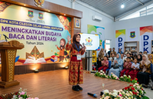 DPK Kota Cilegon Gelar Lomba Bertutur untuk Tingkatkan Budaya Baca dan Literasi Ilustrasi Seorang siswi tampil dengan percaya diri dalam acara Lomba Bertutur yang diselenggarakan oleh DPK Kota Cilegon. Kegiatan ini bertujuan untuk menumbuhkan minat baca dan memperkuat literasi generasi muda sejak dini. Sumber: Gemini