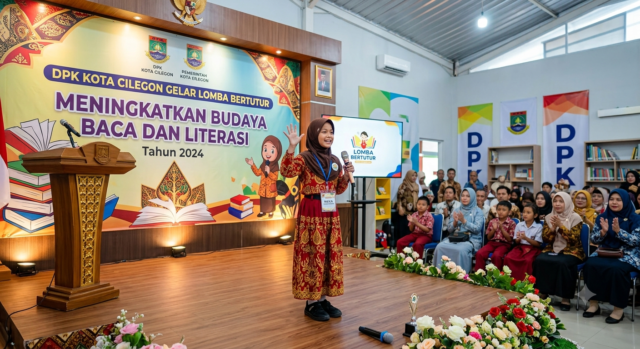Ilustrasi Seorang siswi tampil dengan percaya diri dalam acara Lomba Bertutur yang diselenggarakan oleh DPK Kota Cilegon. Kegiatan ini bertujuan untuk menumbuhkan minat baca dan memperkuat literasi generasi muda sejak dini. Sumber: Gemini
