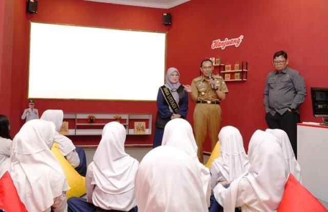 Dinas Arsip dan Perpustakaan Daerah (Disarpusda) Kota Cimahi meluncurkan kegiatan Tour Library Funtastic di Perpustakaan Umum Kota Cimahi, Selasa (23/6). Sumber: Paraknews.com Dinas Arsip dan Perpustakaan Daerah (Disarpusda) Kota Cimahi meluncurkan kegiatan Tour Library Funtastic di Perpustakaan Umum Kota Cimahi, Selasa (23/6). Sumber: Paraknews.com