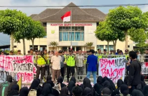 Aliansi Wonosobo Melawan Demo Tolak MBG, Soroti Jalan Rusak hingga Program Makan Bergizi Gratis Ratusan massa yang tergabung dalam aliansi Wonosobo Melawan menggelar aksi unjuk rasa di depan Kantor Bupati Wonosobo, Jumat (26/6/2026). Massa menyampaikan tuntutan terkait sejumlah isu nasional dan daerah, mulai dari program pemerintah pusat, infrastruktur, BUMD, hingga transparansi anggaran. Sumber: Tribunnews.com
