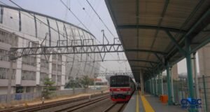 Kado Ultah Jakarta: Stasiun KRL JIS Resmi Beroperasi, Ini Rute dan Akses Integrasinya! Gambar KRL di Stasiun JIS Jakarta. Sumber: CNBC Indonesia
