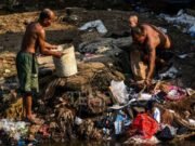 Bagamana Cara Cek Desil DTSEN Terbaru 2026? Warga beraktivitas di bantaran kali Ciliwung Manggarai, Jakarta, 25 April 2025. Kementerian Sosial menargetkan angka kemiskinan di Indonesia di bawah 5 persen pada akhir masa jabatan Presiden Prabowo Subianto pada 2029. Tempo/Tony Hartawan