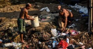 Bagamana Cara Cek Desil DTSEN Terbaru 2026? Warga beraktivitas di bantaran kali Ciliwung Manggarai, Jakarta, 25 April 2025. Kementerian Sosial menargetkan angka kemiskinan di Indonesia di bawah 5 persen pada akhir masa jabatan Presiden Prabowo Subianto pada 2029. Tempo/Tony Hartawan