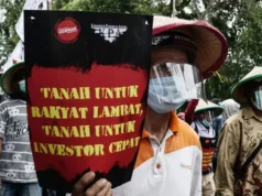 Tok! DPR RI Sahkan RUU Reforma Agraria Jadi Undang-undang Seorang demonstran saat aksi protes terhadap UU Cipta Kerja 2020 silam membawa tuntutan reforma agraria. Sumber: Anadolu Agency via Getty Images